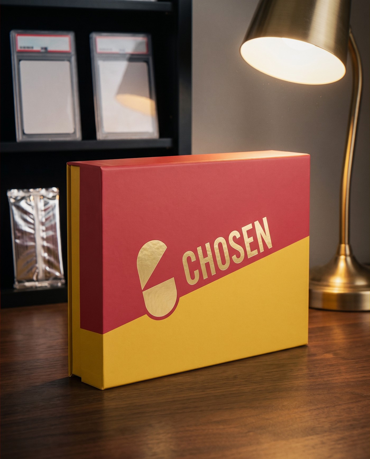 CHOSEN CHEST 硬殼磁吸禮盒:紅蓋黃身、斜縫、燙金寶箱標誌